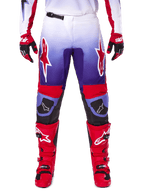 Alpinestars 2025 Fluid Wurx Pants, calças de motocross, roxas e vermelho vivo, usadas com botas e luvas vermelhas a condizer, com logótipos brancos nas coxas e reforços pretos nos joelhos, equipamento de performance para condução todo-o-terreno
