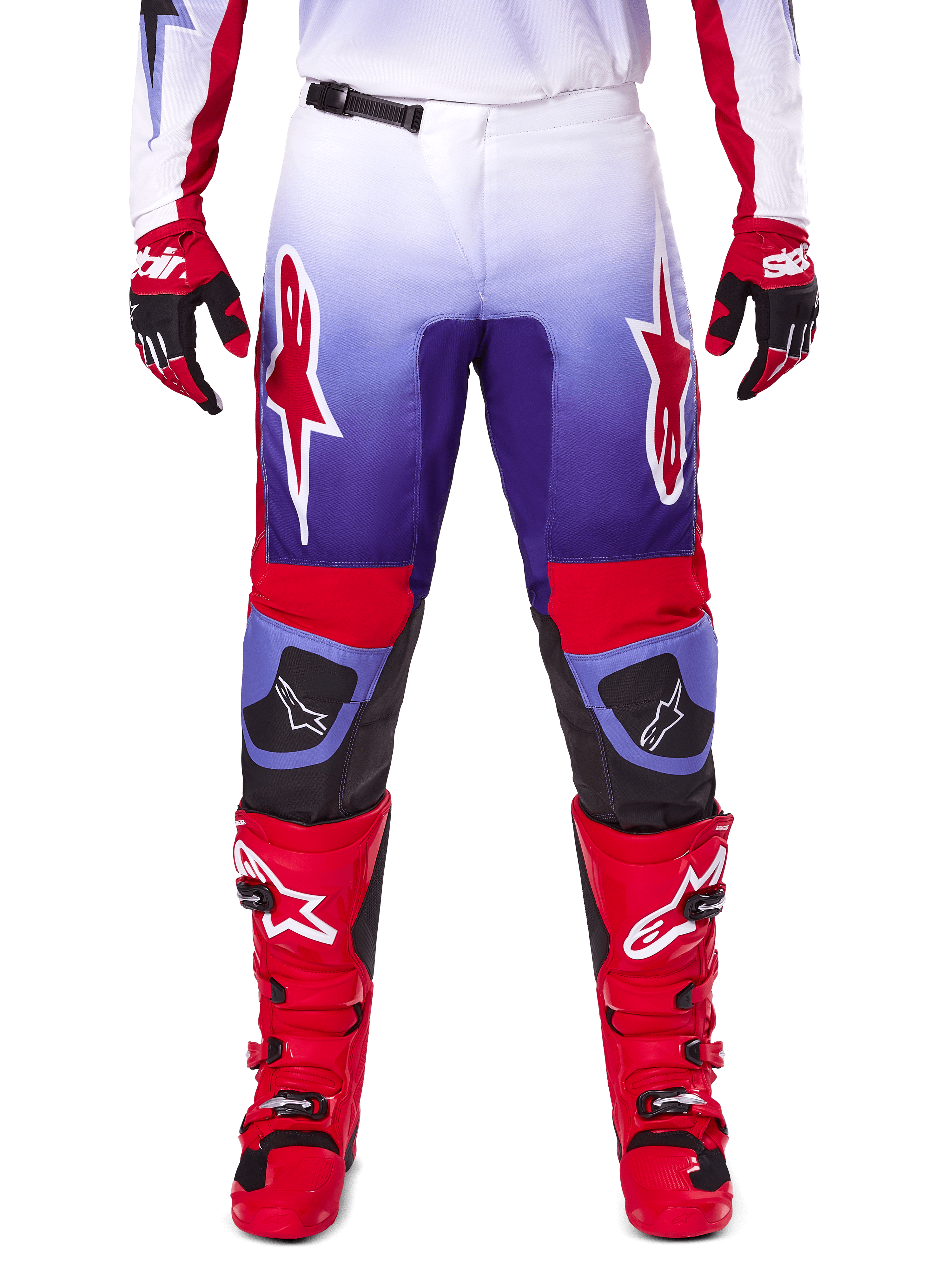 Alpinestars 2025 Fluid Wurx Pants, calças de motocross, roxas e vermelho vivo, usadas com botas e luvas vermelhas a condizer, com logótipos brancos nas coxas e reforços pretos nos joelhos, equipamento de performance para condução todo-o-terreno