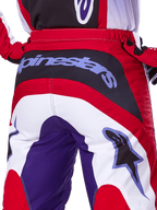 Alpinestars 2025 Fluid Wurx Pants, calças de motocross, roxo e vermelho vivo, vista traseira aproximada com a marca Alpinestars em destaque no painel de assento preto, design de blocos de cor em vermelho, branco e roxo, equipamento profissional de corrida todo-o-terreno