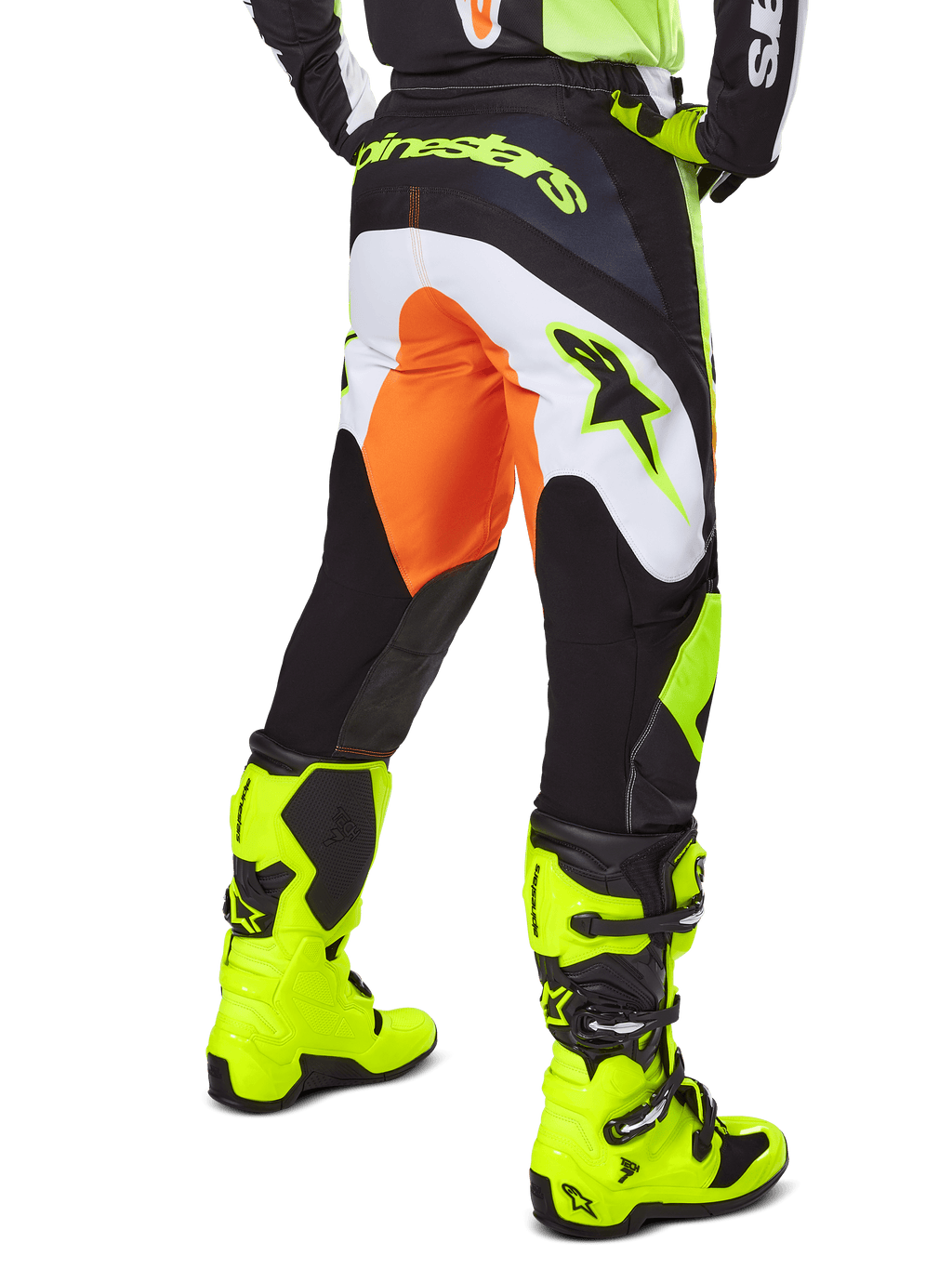 Alpinestars 2025 Fluid Wurx Pants, calças de motocross, amarelas e pretas com detalhes em laranja e branco, vista traseira, usadas com botas amarelas vibrantes a condizer, construção durável com logótipos em destaque para a prática de motocross