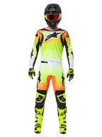 Alpinestars 2025 Fluid Wurx Pants, calças de motocross, amarelas e pretas com degradê laranja e branco, usadas com camisola a condizer, botas amarelo vibrante e capacete preto com óculos vermelhos, equipamento completo de motocross.