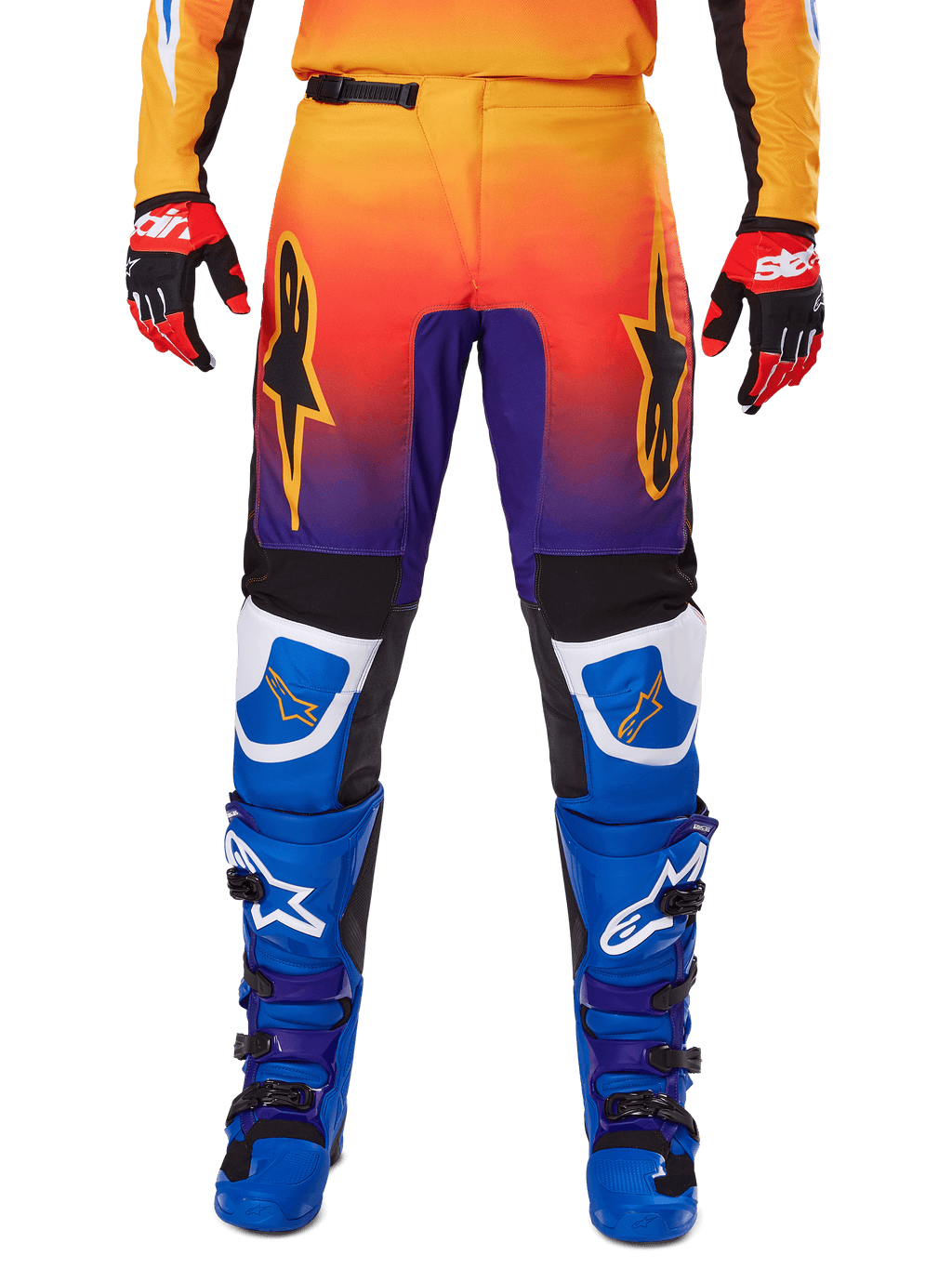 Alpinestars 2025 Fluid Wurx Pants, calças de motocross, multicolor com gradiente de laranja para roxo e painéis azuis, usadas com botas azuis e roxas a condizer e luvas vermelhas e pretas, vista frontal com logótipo de estrela