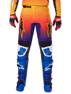 Alpinestars 2025 Fluid Wurx Pants, calças de motocross, multicolor com gradiente de laranja para roxo e painéis azuis, usadas com botas azuis e roxas a condizer e luvas vermelhas e pretas, vista frontal com logótipo de estrela