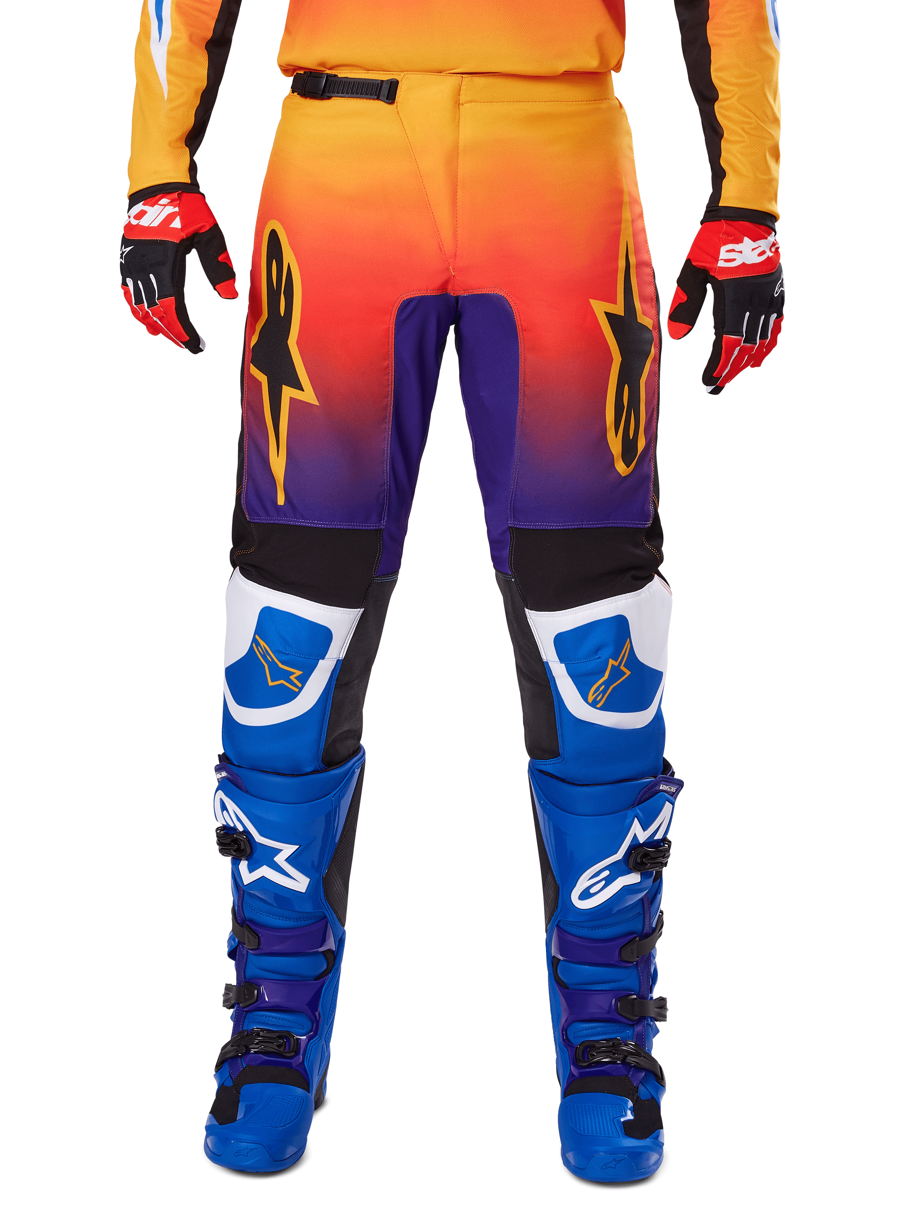 Alpinestars 2025 Fluid Wurx Pants, calças de motocross, multicolor com gradiente de laranja para roxo e painéis azuis, usadas com botas azuis e roxas a condizer e luvas vermelhas e pretas, vista frontal com logótipo de estrela
