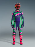 Conjunto de Equipamento Alpinestars 2026 Techstar Nomur, fato de competição de motocross, verde, roxo e rosa vibrantes, logótipo de estrela grande no peito e nas coxas, capacete preto com detalhes rosa e amarelo, botas rosa vivo, design desportivo profissional