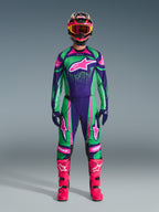 Conjunto de Equipamento Alpinestars 2026 Techstar Nomur, fato de competição de motocross, verde, roxo e rosa vibrantes, logótipo de estrela grande no peito e nas coxas, capacete preto com detalhes rosa e amarelo, botas rosa vivo, design desportivo profissional