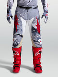 Calças Racer Air Lone da Alpinestars, equipamento de motocross em cinzento camuflado e vermelho, com tecido perfurado e interior dos joelhos em pele.