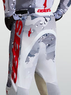 Alpinestars Racer Air Lone, calças de motocross cinzentas com camuflagem e detalhes vermelhos, em tecido perfurado.