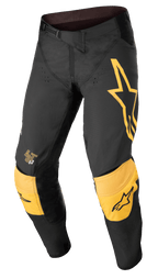 Alpinestars Techstar Quadro Pants, calças de motocross off-road, pretas e amarelas com detalhes tangerina, com um grande logótipo de estrela amarela na coxa esquerda, proteção reforçada amarela nos joelhos com logótipos pretos, orifícios de ventilação e um fecho de cintura por catraca seguro para um ajuste de corrida de alta performance.
