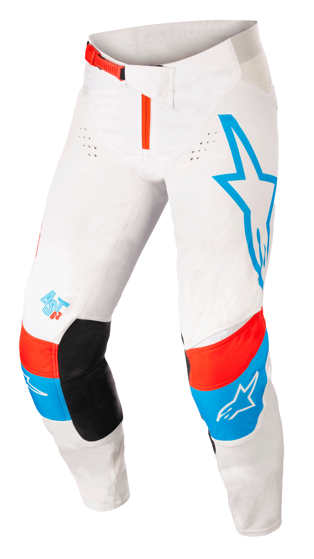 Alpinestars Techstar Quadro Pants, calças de motocross, branco sujo com detalhes azul e vermelho néon vibrante, logótipo de estrela azul na perna esquerda, logótipo AST 63 na perna direita, reforços internos pretos nos joelhos, fivela de cintura vermelha e zonas de ventilação perfuradas para desempenho off-road