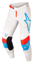Alpinestars Techstar Quadro Pants, calças de motocross, branco sujo com detalhes azul e vermelho néon vibrante, logótipo de estrela azul na perna esquerda, logótipo AST 63 na perna direita, reforços internos pretos nos joelhos, fivela de cintura vermelha e zonas de ventilação perfuradas para desempenho off-road