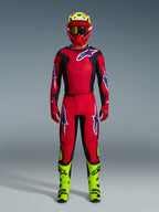 Alpinestars 2026 Fluid Grid Gear Set, equipamento de motocross, vermelho e preto, conjunto completo com camisola e calças vermelhas com logótipos azuis e brancos, capacete vermelho com detalhes amarelo néon e botas amarelo néon, design de alta performance para todo-o-terreno