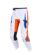 Alpinestars 2026 Fluid Grid Pants, calças de motocross, brancas com detalhes em laranja e azul UCLA, com logótipos Astars azuis nas coxas, painéis internos dos joelhos em preto e um design ergonómico técnico para performance off-road