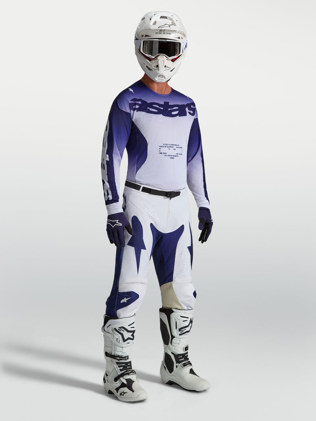 Alpinestars calças Racer Air Amber, calças de motocross para homem, azuis e brancas, modelo a usar camisola, botas e capacete