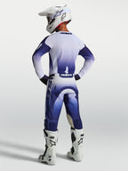 Alpinestars Racer Air Amber, calças de motocross ventiladas para homem, azuis e brancas, vista traseira num piloto.