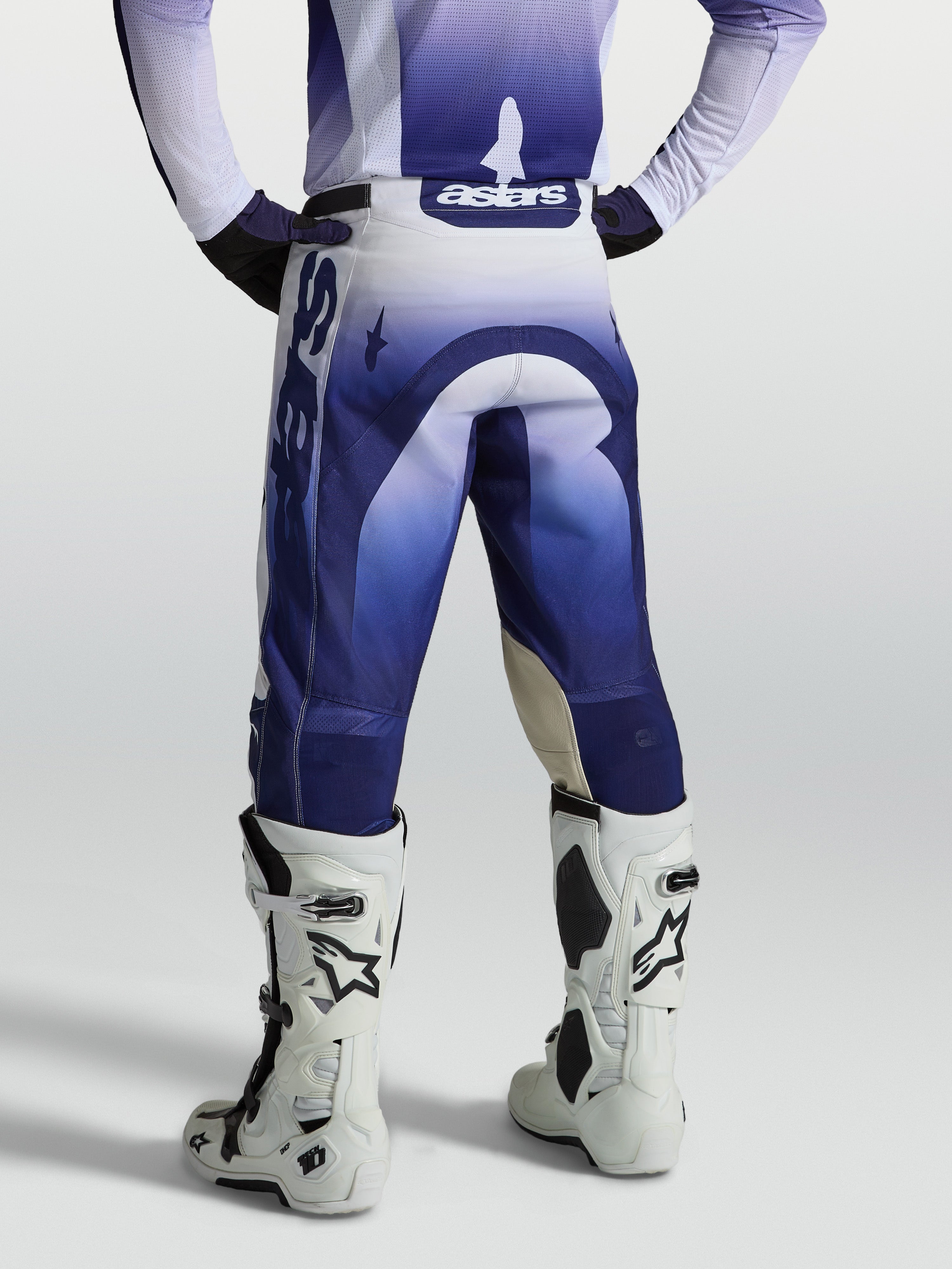 Alpinestars Calças Racer Air Amber, calças de motocross para homem, azuis e brancas, vista traseira, poliéster ventilado.