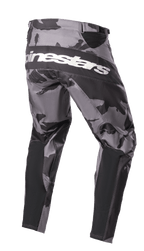 Alpinestars 2023 Racer Tactical Pants, calças de motocross, camuflagem Iron Camo cinzento e preto, vista traseira com o logótipo Alpinestars branco na zona do assento, painéis reforçados pretos e zonas elásticas técnicas para condução todo-o-terreno.