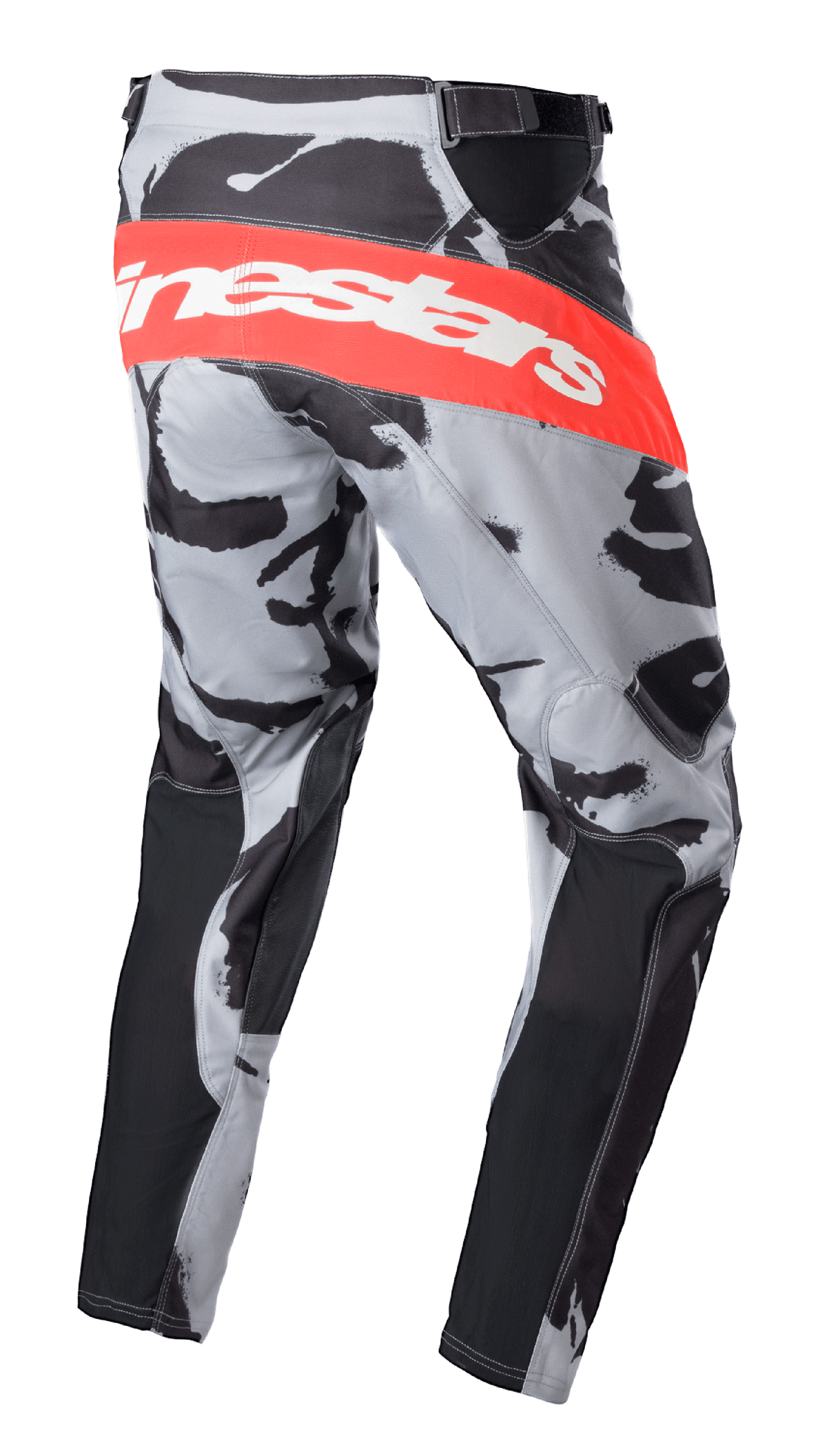 Alpinestars 2023 Racer Tactical Pants, calças de motocross, cinzento camuflado e vermelho Mars, grande faixa horizontal vermelha com logótipo Alpinestars branco na parte traseira, padrão camuflado com painéis pretos, design desportivo para corridas de motocross
