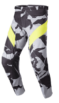 Alpinestars 2023 Racer Tactical Pants, calças de motocross, Cast Gray Camo e Amarelo Fluo, com padrão camuflado cinzento, painéis amarelos vibrantes nas coxas, reforços internos dos joelhos em pele preta e fecho de cintura por catraca para corridas todo-o-terreno