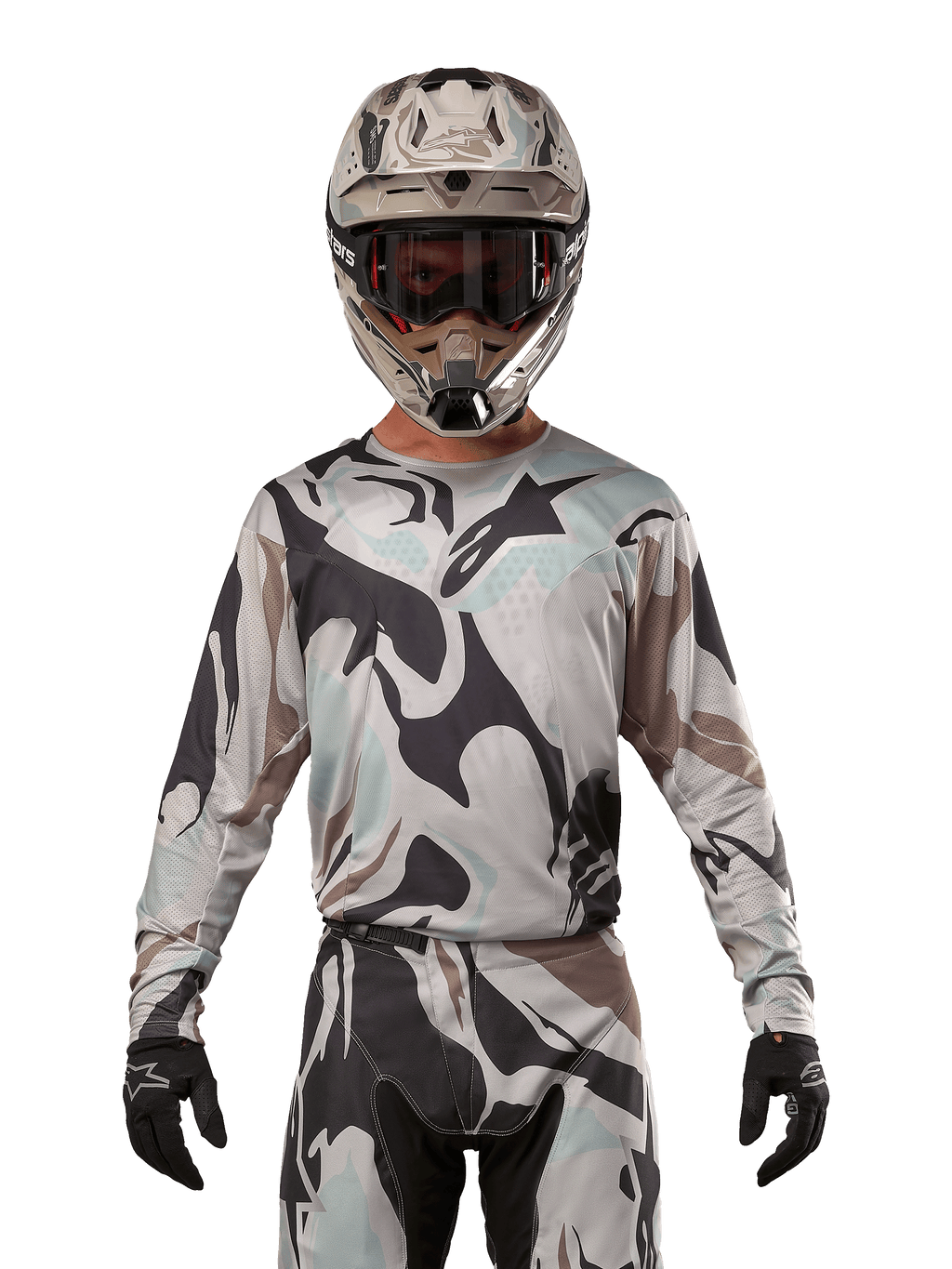 Alpinestars 2024 Racer Tactical Jersey, camisola de motocross, padrão camuflado Iron Camo Dust Gray, piloto a usar capacete e óculos a condizer com luvas pretas, equipamento técnico para corridas fora de estrada