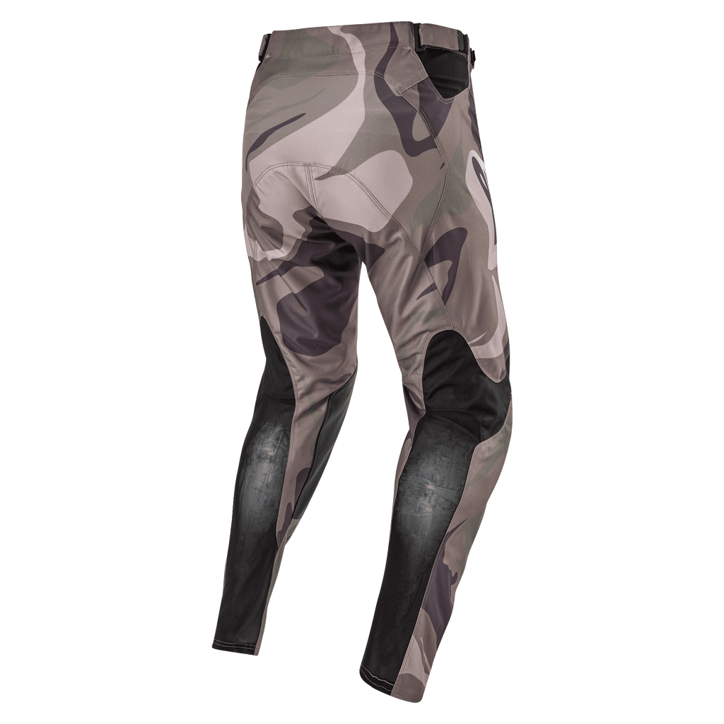 Calças Alpinestars 2024 Racer Tactical, calças de motocross, camuflado verde militar e castanho, vista traseira mostrando painéis elásticos respiráveis pretos na zona inferior das pernas e padrão camuflado, têxtil durável para corridas todo-o-terreno