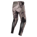 Calças Alpinestars 2024 Racer Tactical, calças de motocross, camuflado verde militar e castanho, vista traseira mostrando painéis elásticos respiráveis pretos na zona inferior das pernas e padrão camuflado, têxtil durável para corridas todo-o-terreno