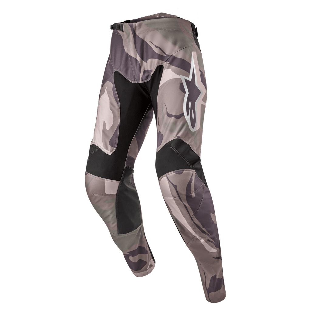 Alpinestars 2024 Racer Tactical Pants, calças de motocross, padrão de camuflagem Military Green Camo Brown, com painéis elásticos pretos na zona interna das coxas e joelhos, logótipo Alpinestars branco na coxa, design ergonómico pré-curvado para corridas todo-o-terreno