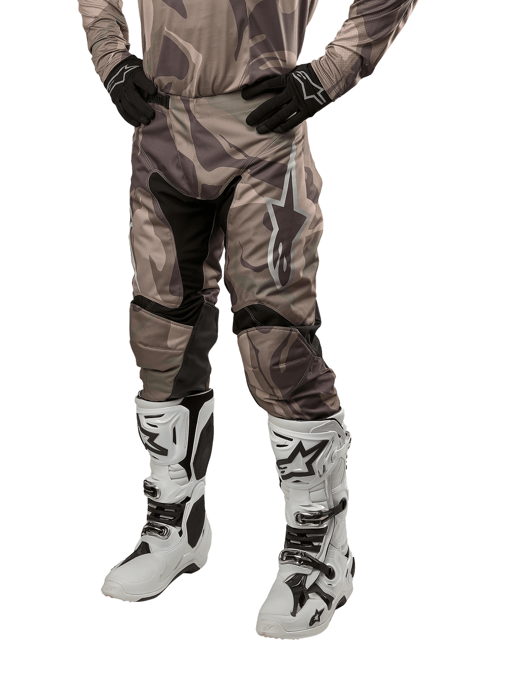 Alpinestars 2024 Racer Tactical Pants, calças de motocross, camuflado verde militar e castanho, usadas com camisola camuflada a condizer, luvas pretas e botas brancas com logótipos de estrela, com painéis elásticos pretos e design ergonómico, conjunto de equipamento todo-o-terreno sobre fundo branco