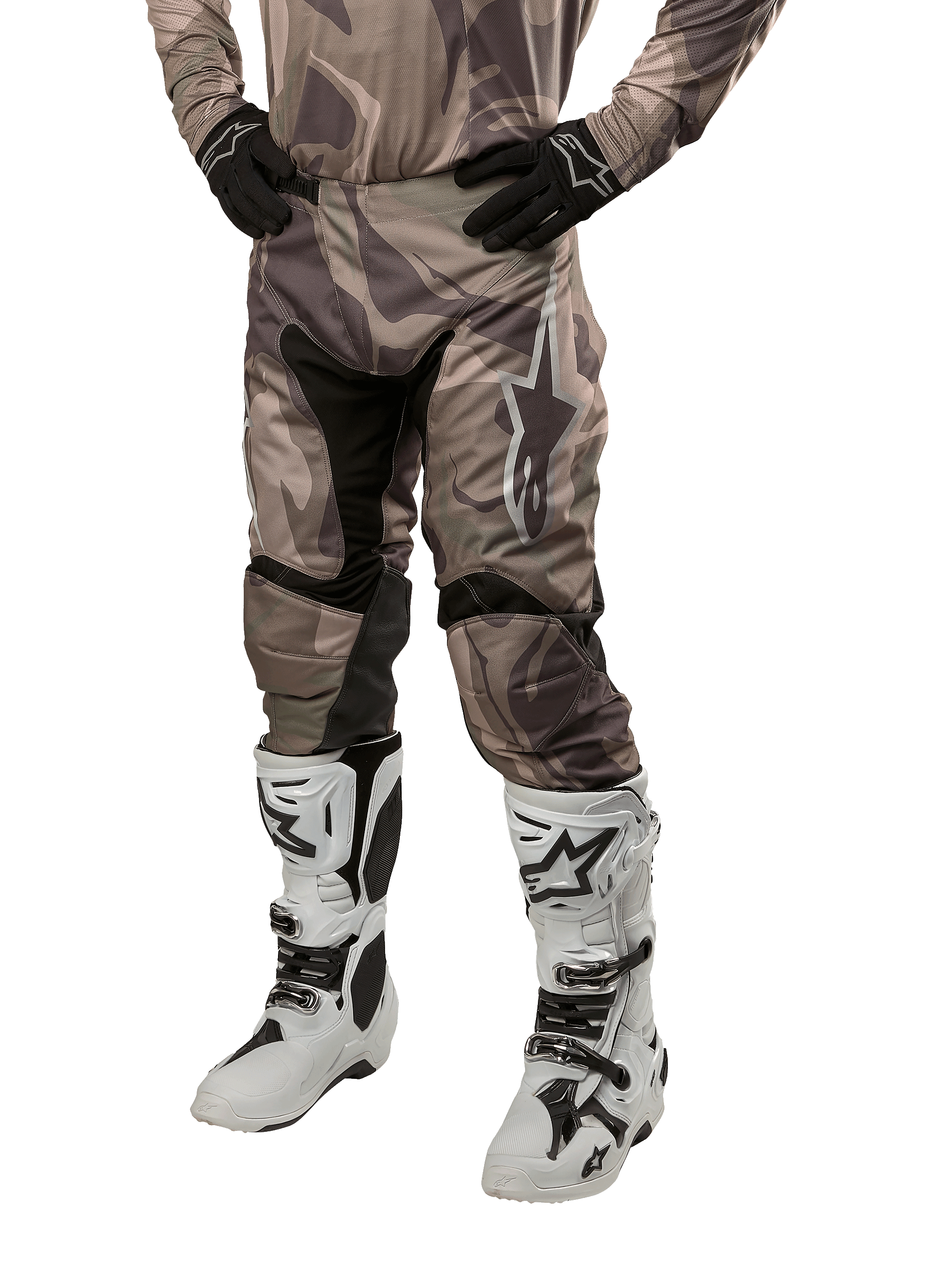 Alpinestars 2024 Racer Tactical Pants, calças de motocross, camuflado verde militar e castanho, usadas com camisola camuflada a condizer, luvas pretas e botas brancas com logótipos de estrela, com painéis elásticos pretos e design ergonómico, conjunto de equipamento todo-o-terreno sobre fundo branco