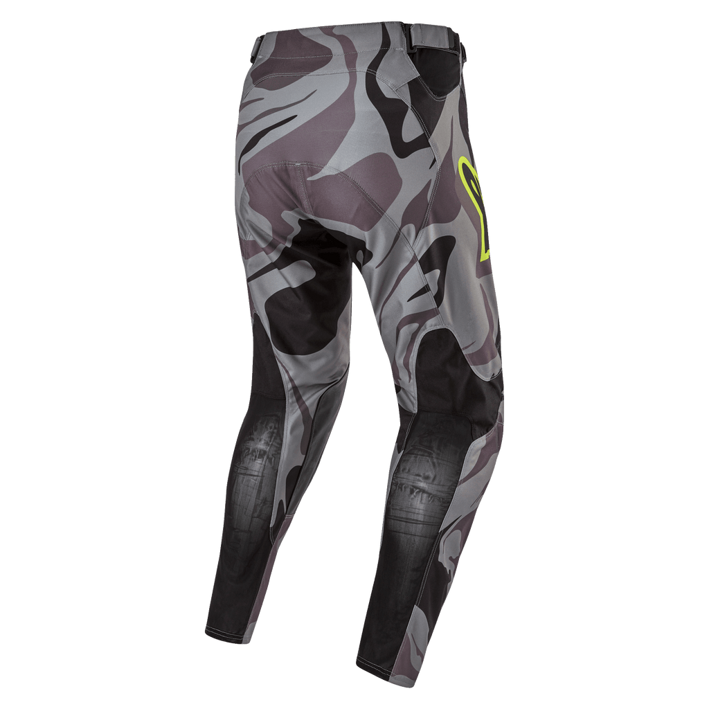 Alpinestars 2024 Racer Tactical Pants, calças de motocross, Cast Gray Camo Magnet, vista traseira com padrão de camuflagem cinzento e painéis reforçados pretos, detalhe do logótipo amarelo na anca, material técnico rip-stop para corridas todo-o-terreno