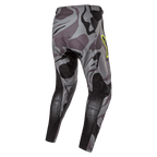 Alpinestars 2024 Racer Tactical Pants, calças de motocross, Cast Gray Camo Magnet, vista traseira com padrão de camuflagem cinzento e painéis reforçados pretos, detalhe do logótipo amarelo na anca, material técnico rip-stop para corridas todo-o-terreno