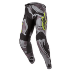 Alpinestars 2024 Racer Tactical Pants, calças de motocross, Cast Gray Camo Magnet, padrão de camuflagem cinzento e preto com logótipo Alpinestars amarelo néon, painéis pretos na zona interna das coxas e nos joelhos, corte desportivo pré-curvado para corridas todo-o-terreno