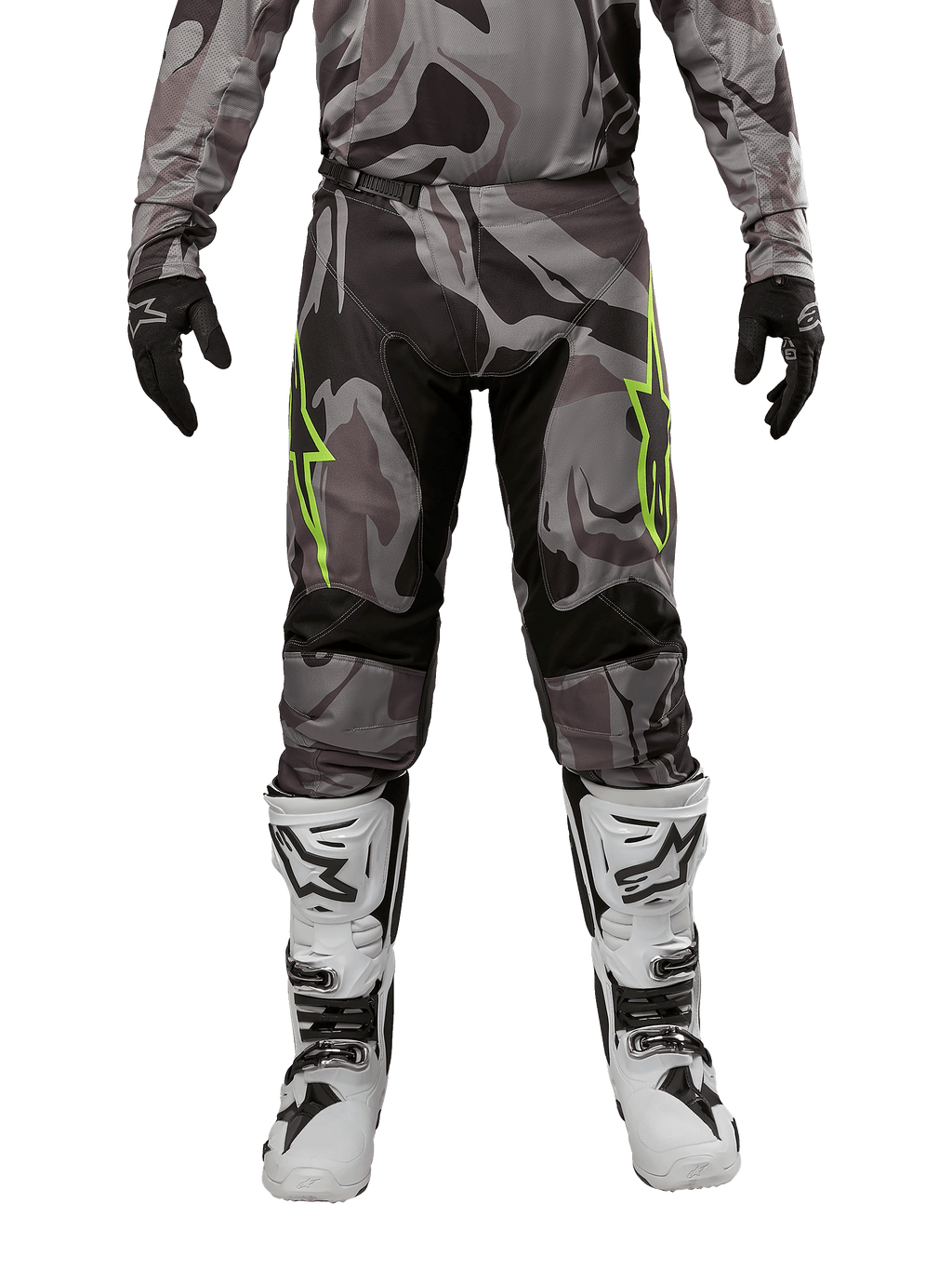 Alpinestars 2024 Racer Tactical Pants, calças de motocross, Cast Gray Camo Magnet, usadas com camisola camuflada a condizer, luvas pretas e botas brancas e pretas, com logótipos de estrela verde lima nas coxas e painéis extensíveis pretos, vista frontal de equipamento para condução todo-o-terreno