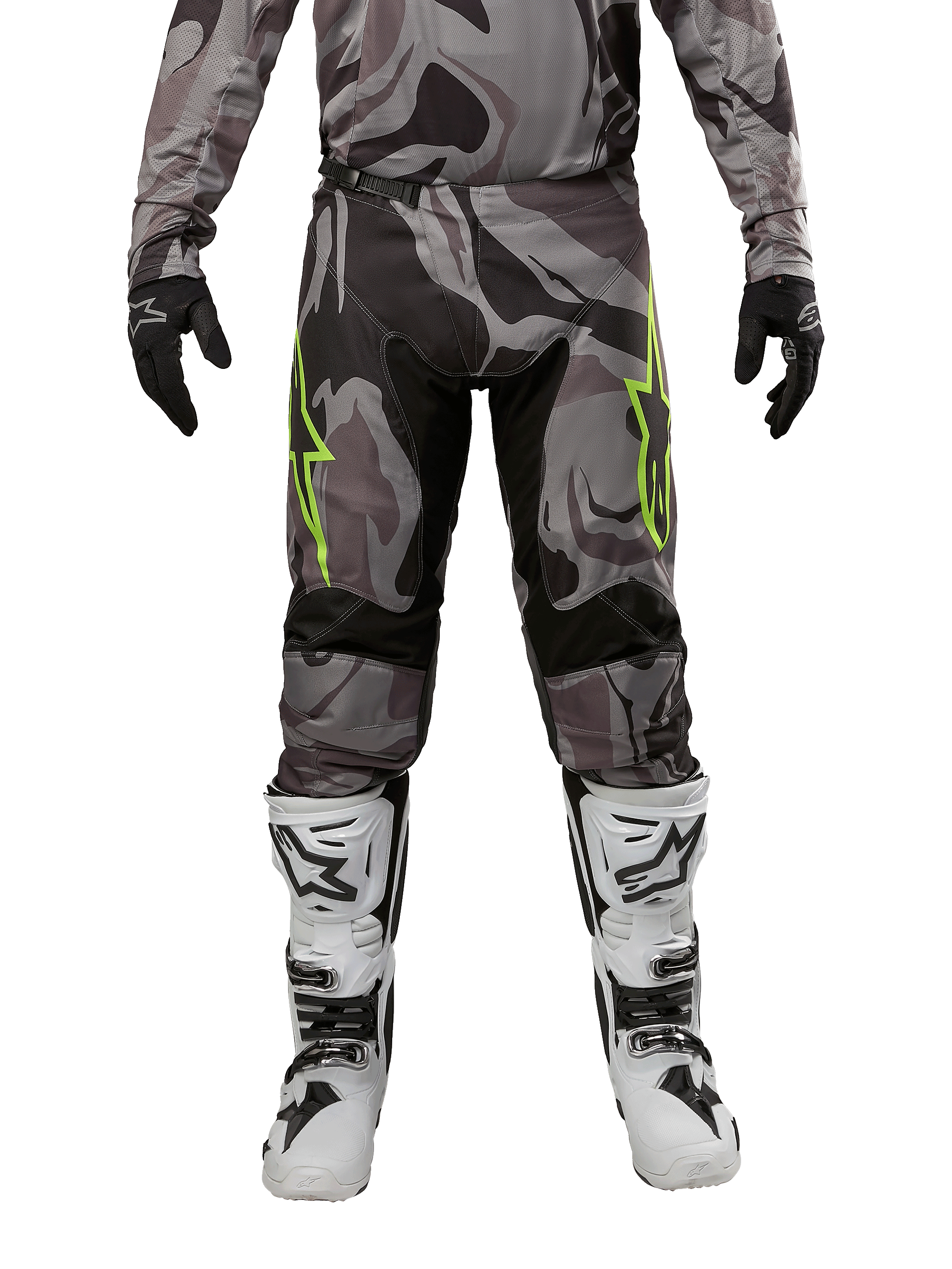 Alpinestars 2024 Racer Tactical Pants, calças de motocross, Cast Gray Camo Magnet, usadas com camisola camuflada a condizer, luvas pretas e botas brancas e pretas, com logótipos de estrela verde lima nas coxas e painéis extensíveis pretos, vista frontal de equipamento para condução todo-o-terreno