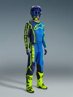 Piloto de motocross com calças Alpinestars 2026 Fluid Apex em Azul e Amarelo Fluo, coordenadas com uma camisola a condizer, capacete azul e amarelo e botas amarelas vibrantes, conjunto de equipamento profissional de todo-o-terreno para motocross.