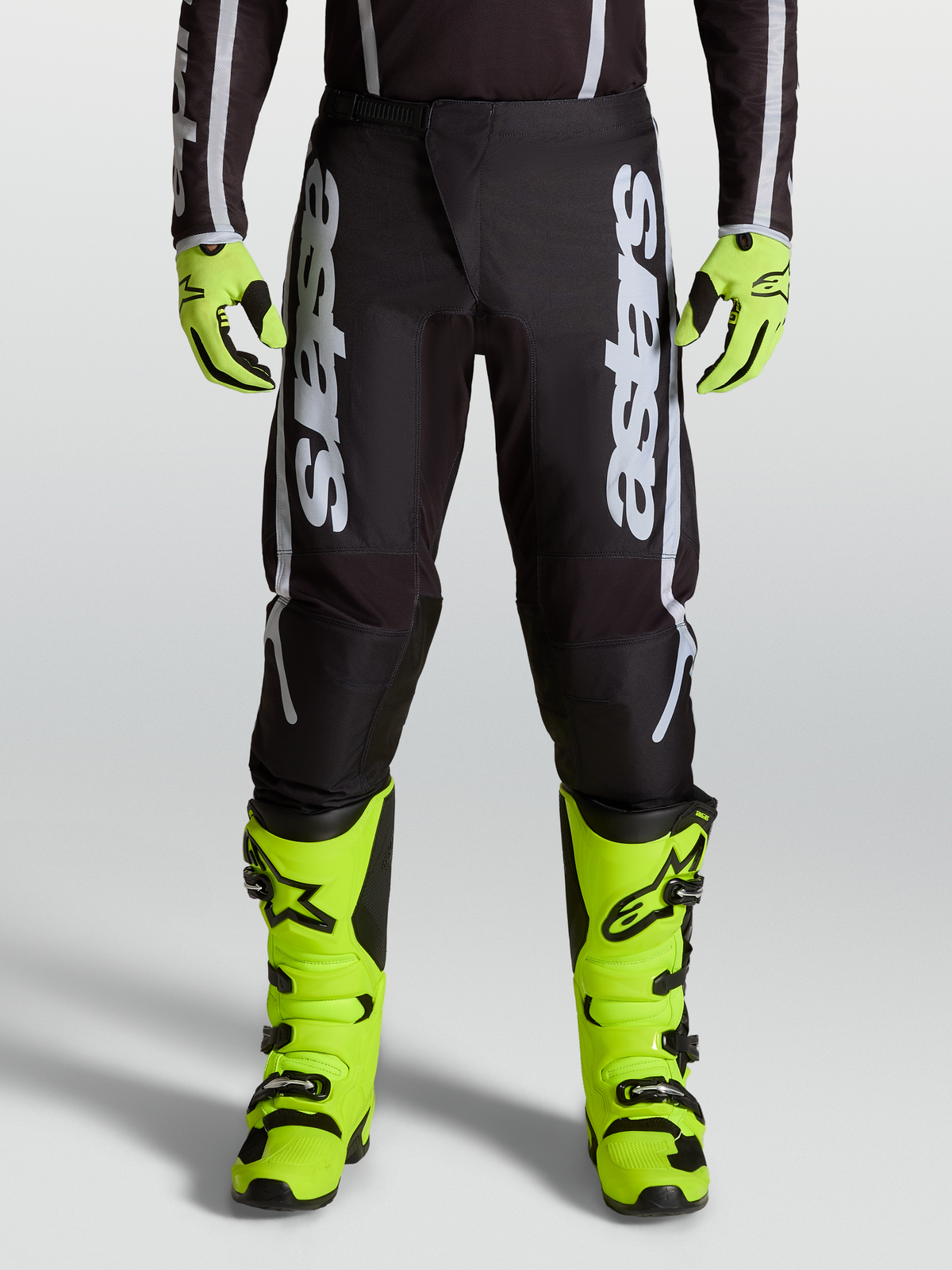 Alpinestars calças Fluid Apex V2 2027, calças de motocross para homem pretas e prateadas, com painéis elásticos ergonómicos.