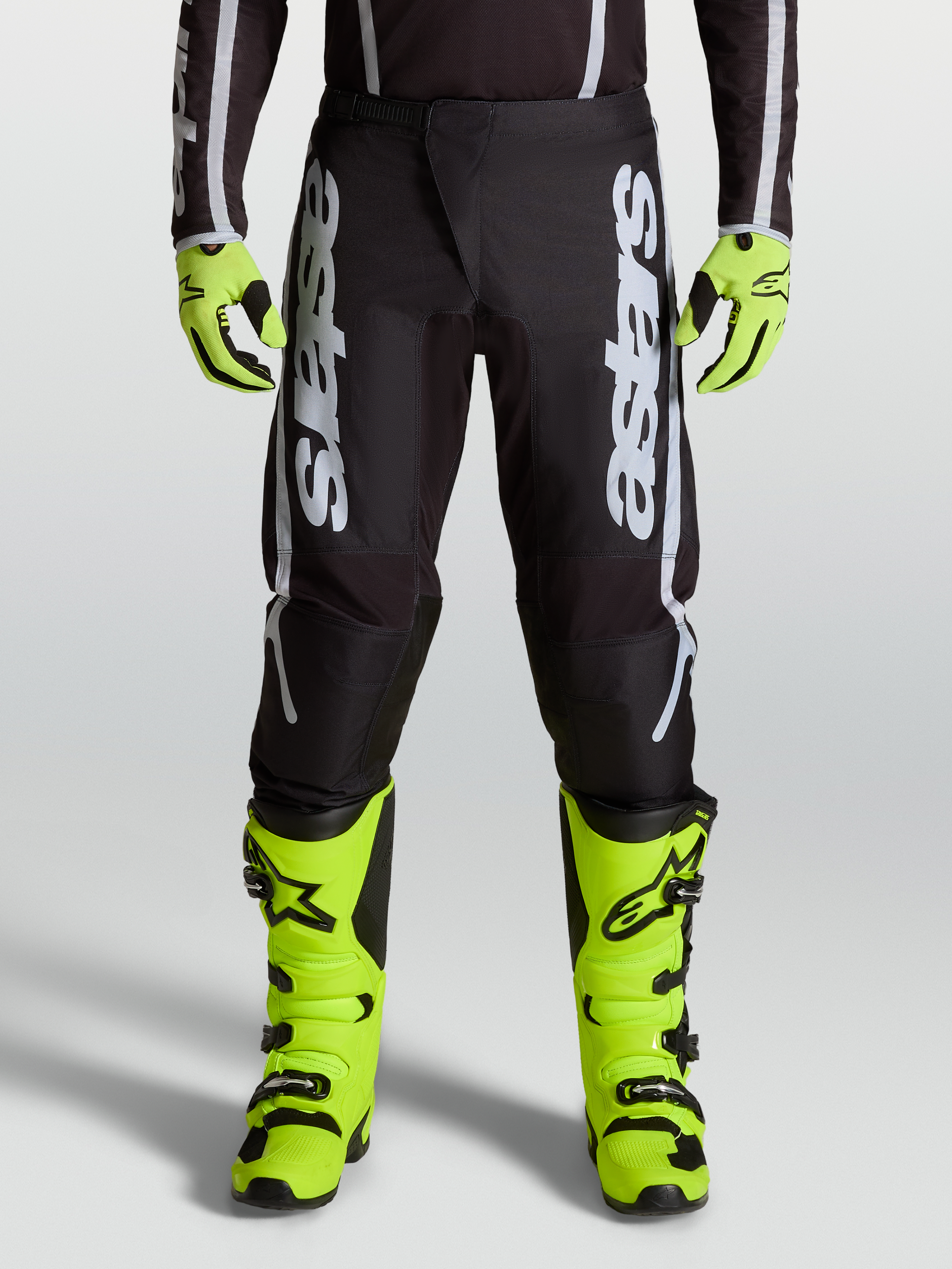 Alpinestars calças Fluid Apex V2 2027, calças de motocross para homem pretas e prateadas, com painéis elásticos ergonómicos.
