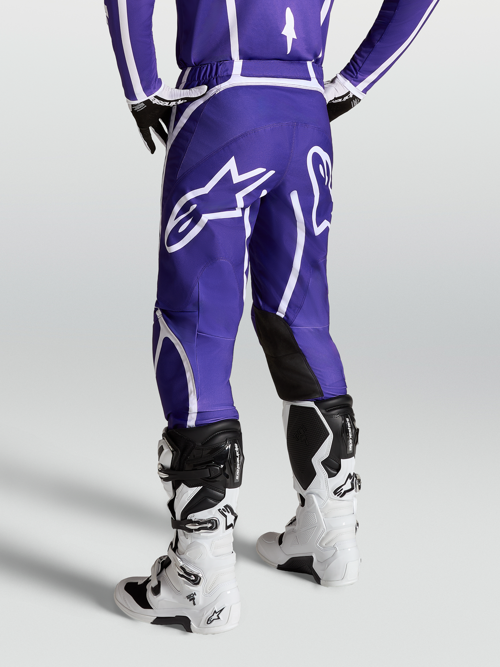 Alpinestars Calças Fluid Apex V2, calças de motocross para homem, azul escuro e branco, padrão ergonómico 3D e logótipo de estrela traseiro, ideais para off-road.
