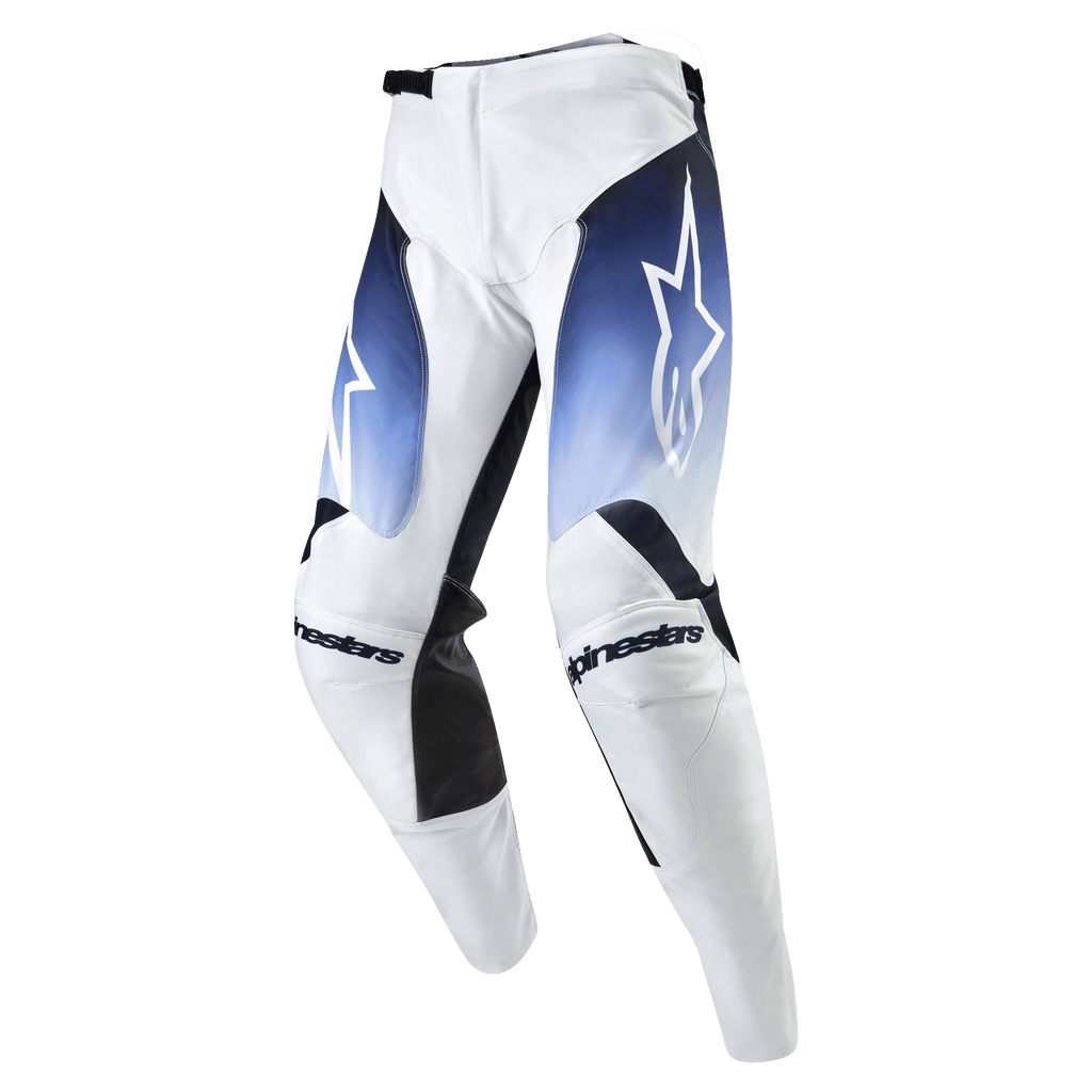 Alpinestars 2024 Racer Hoen Pants, calças de motocross, brancas com detalhes em azul marinho e azul claro, logótipos de estrela brancos nas coxas, painéis pretos nos joelhos e design ergonómico de alta performance.