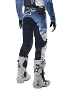 Alpinestars 2024 Racer Hoen Pants, calças de motocross, branco, azul-marinho e azul-claro, vista traseira com logótipo branco, painéis elásticos e respiráveis, equipamento de alto desempenho para off-road