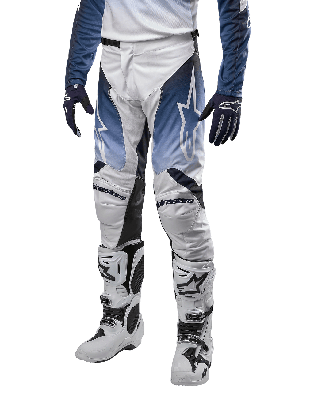 Alpinestars 2024 Racer Hoen Pants, calças de motocross, branco, azul marinho e azul claro, com logótipo de estrela, equipamento de proteção para todo-o-terreno, acompanhadas por luvas e botas de motocross brancas e pretas