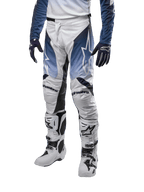 Alpinestars 2024 Racer Hoen Pants, calças de motocross, branco, azul marinho e azul claro, com logótipo de estrela, equipamento de proteção para todo-o-terreno, acompanhadas por luvas e botas de motocross brancas e pretas