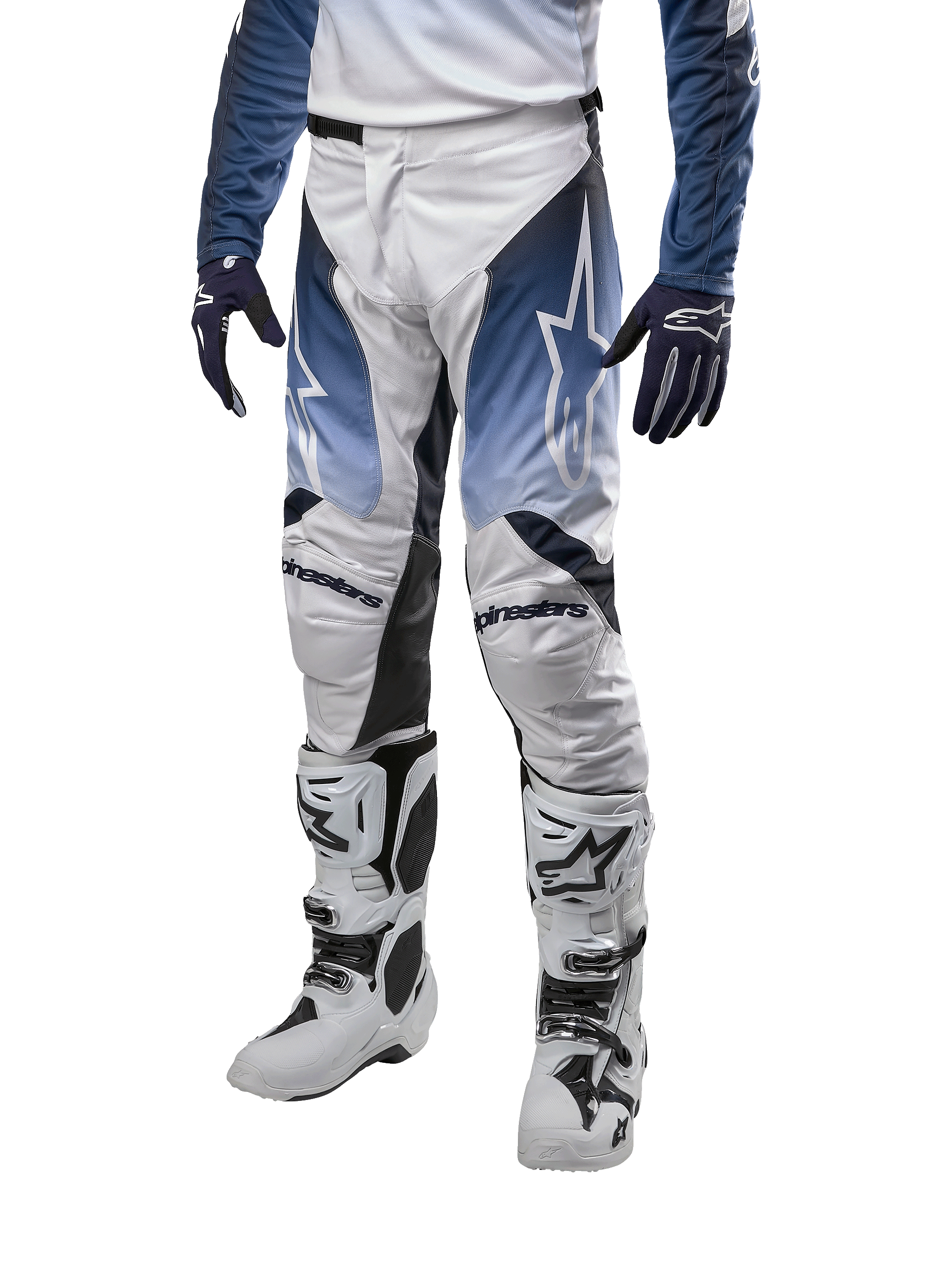 Alpinestars 2024 Racer Hoen Pants, calças de motocross, branco, azul marinho e azul claro, com logótipo de estrela, equipamento de proteção para todo-o-terreno, acompanhadas por luvas e botas de motocross brancas e pretas