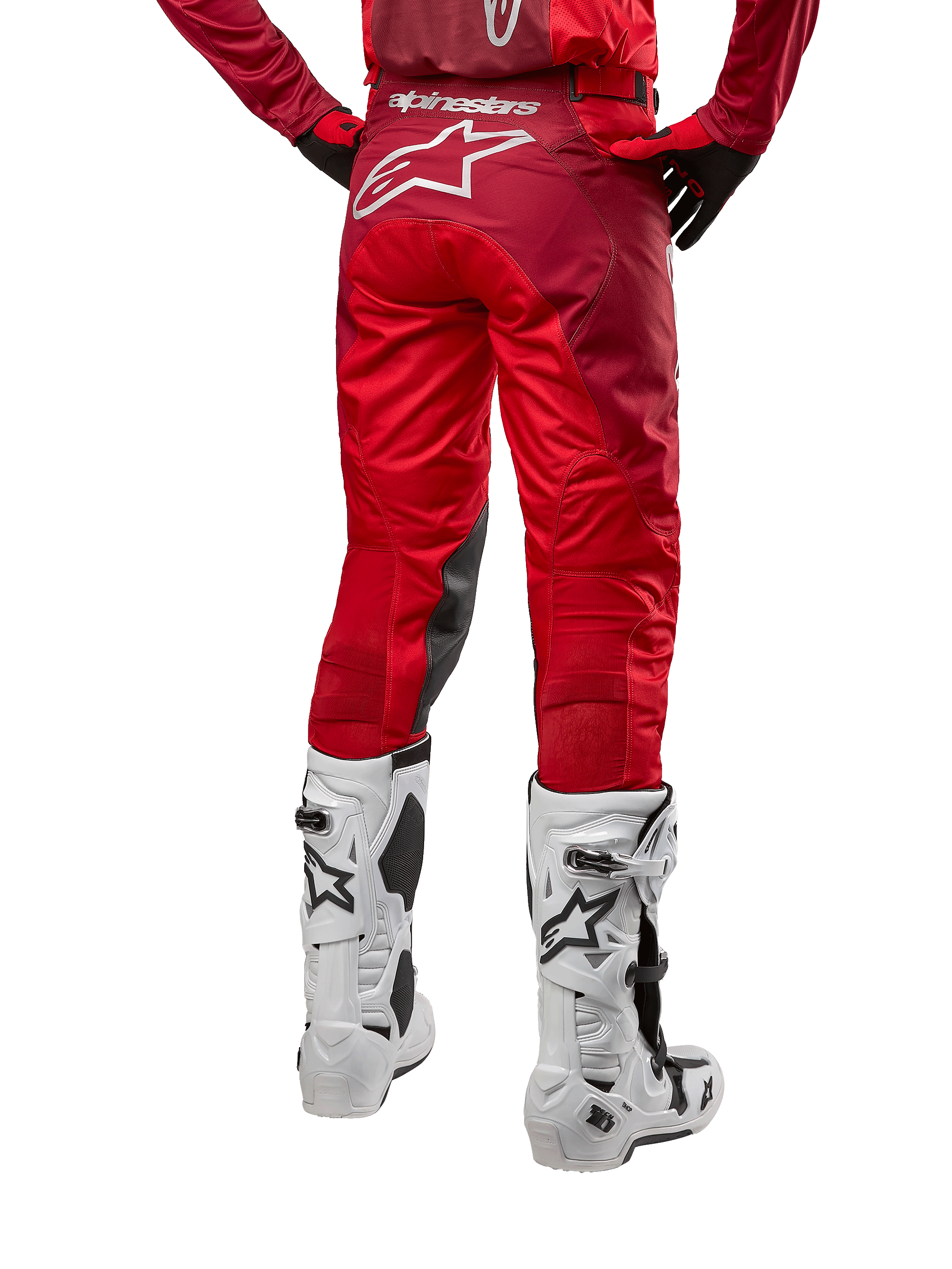 Alpinestars 2024 Racer Hoen Pants, calças de motocross, Vermelho Mars Burgundy, vista traseira com um grande logótipo Astar branco na parte posterior, painéis internos pretos nos joelhos, usadas com botas de motocross brancas, equipamento de alto desempenho para todo-o-terreno
