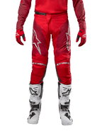 Alpinestars 2024 Racer Hoen Pants, calças de motocross, Mars Red Burgundy, vista frontal com logótipos Alpinestars prateados e marca nos joelhos, combinadas com camisola vermelha a condizer, luvas vermelhas e pretas, e botas de todo-o-terreno brancas