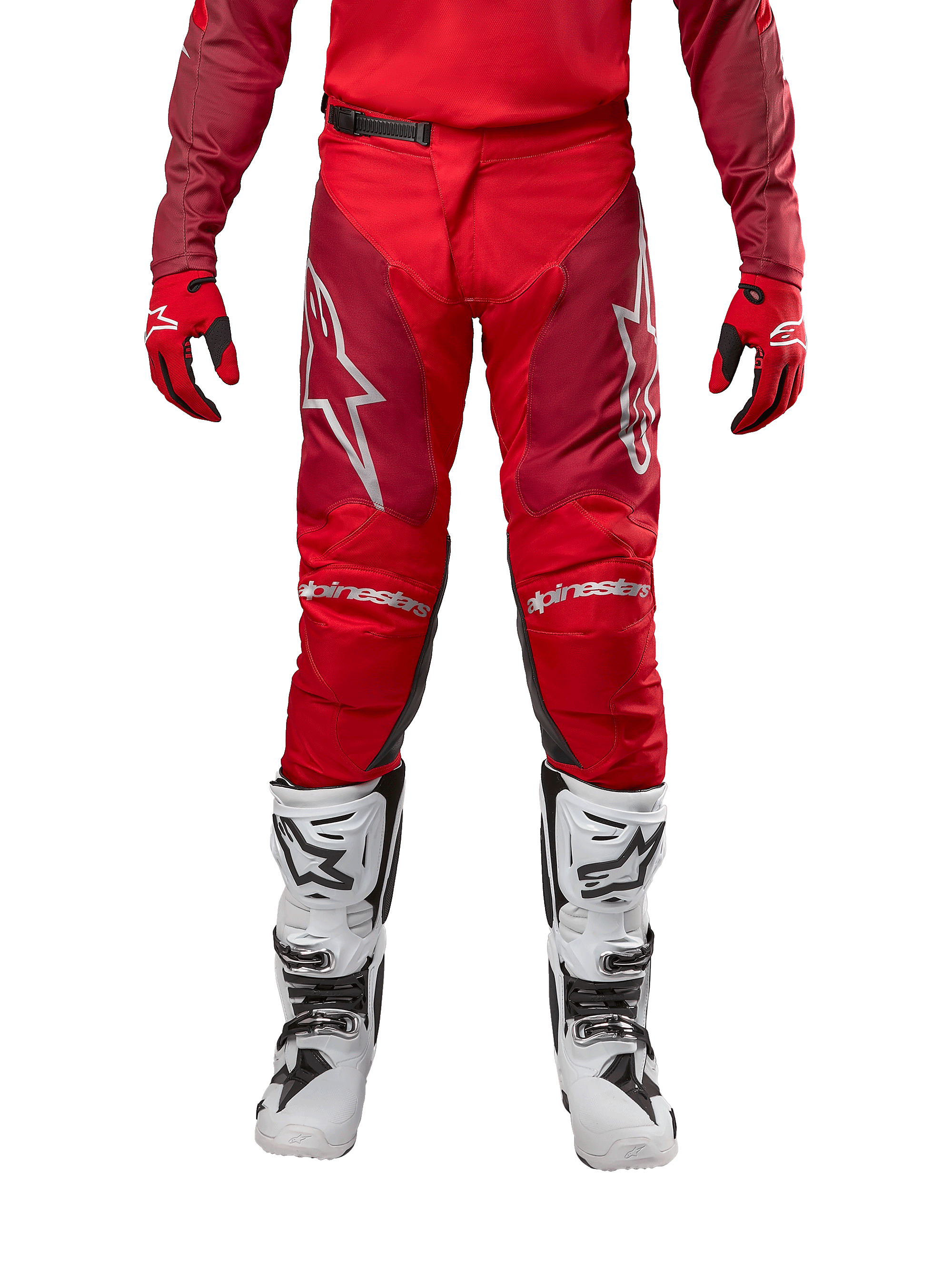 Alpinestars 2024 Racer Hoen Pants, calças de motocross, Mars Red Burgundy, vista frontal com logótipos Alpinestars prateados e marca nos joelhos, combinadas com camisola vermelha a condizer, luvas vermelhas e pretas, e botas de todo-o-terreno brancas