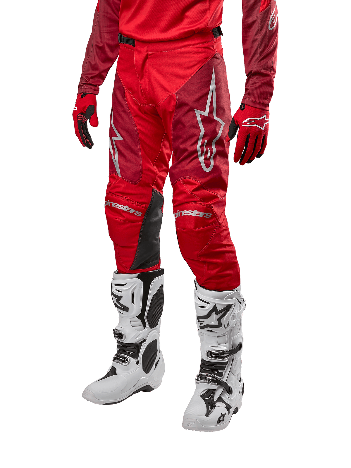 Calças Alpinestars Racer Hoen 2024, calças de motocross, Vermelho Mars e Borgonha, usadas com camisola e luvas vermelhas a condizer e botas brancas, com painéis de joelho em pele preta e logótipos brancos, equipamento técnico durável para todo-o-terreno