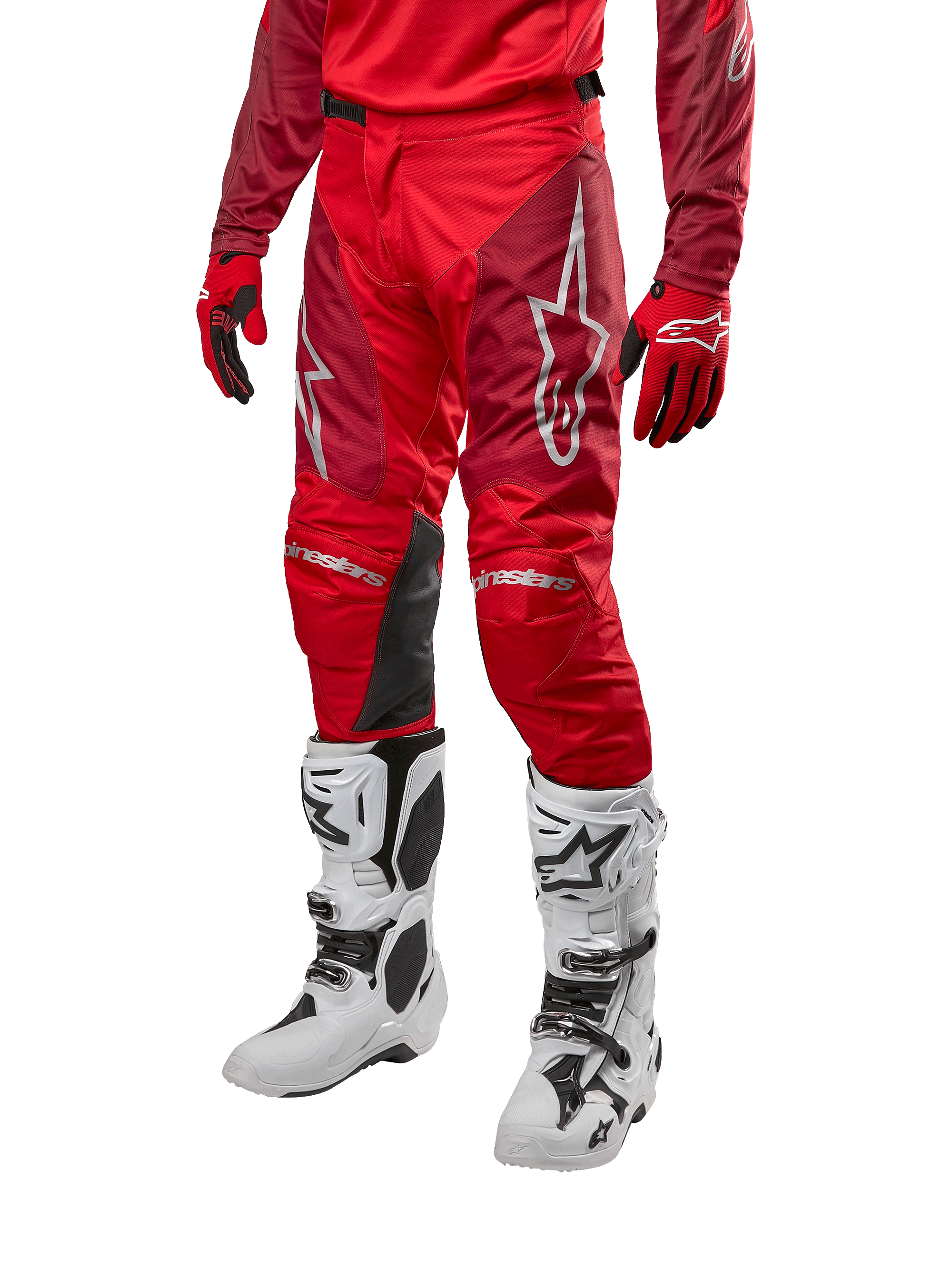 Calças Alpinestars Racer Hoen 2024, calças de motocross, Vermelho Mars e Borgonha, usadas com camisola e luvas vermelhas a condizer e botas brancas, com painéis de joelho em pele preta e logótipos brancos, equipamento técnico durável para todo-o-terreno