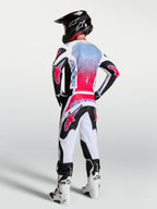Alpinestars calças Fluid Drag, calças de motocross para homem, brancas e pretas com detalhes vermelhos, vista traseira no modelo.
