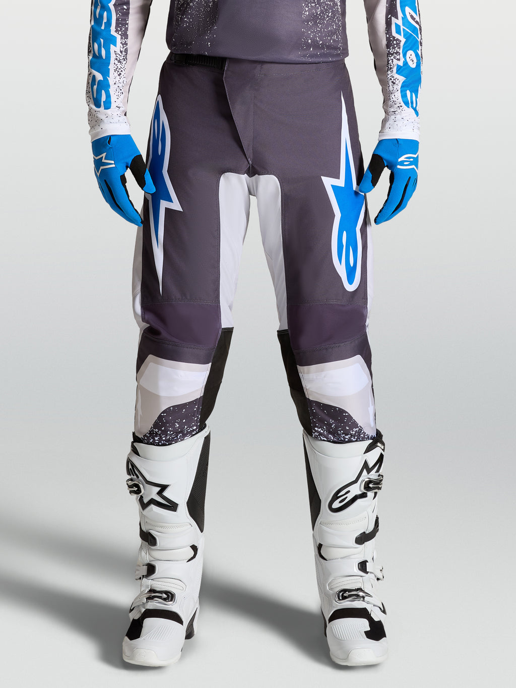 Alpinestars Calças Fluid Drag, calças de motocross para homem, cinzentas e azuis, pernas pré-curvadas e proteção ergonómica.